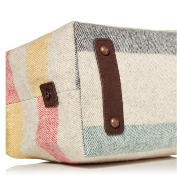 GLACIER STRIPE ESSENTIALS POUCH - Picture 3 of 5